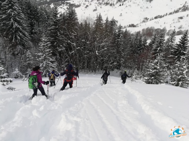 planet-aventures raquettes à neige dans le Beaufortain