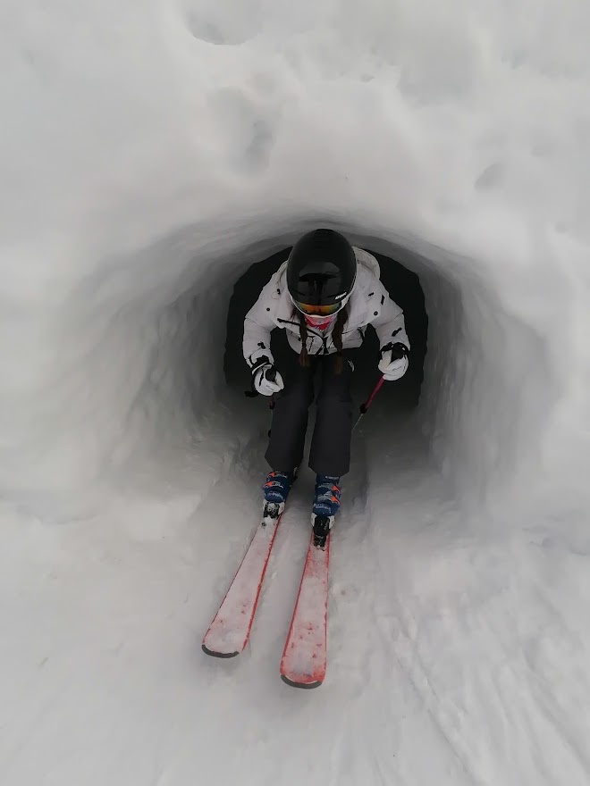 winter season 2023-2024 ski booking is on Illustration Planet-aventures de winter season 2023-2024 ski booking is on